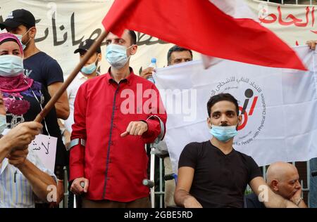 Beirut, Libano. 3 agosto 2021. Un colpo del sit in di persone permanentemente feriti da Port Blast del 4 agosto 2020 al Palazzo di Giustizia a Beirut, Libano, il 3 agosto 2021. Alla vigilia del primo anniversario dell'esplosione, le persone ferite e le famiglie dei defunti attendono ancora il Parlamento per revocare l'immunità dal perseguimento di tutti i politici e funzionari coinvolti nell'incidente.(Elisa Gestri/Sipa USA) Credit: Sipa USA/Alamy Live News Foto Stock