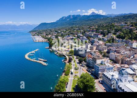 Veduta aerea della città di Evian (Evian-Les-Bains) in alta Savoia in Francia Foto Stock