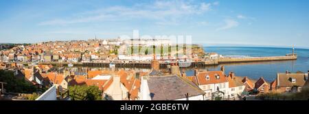 Ampio angolo di vista verso il basso sulla città di Whitby e il porto di Whitby Yorkshire Foto Stock