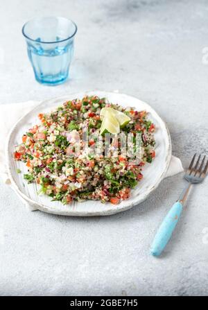 L'insalata di tabbouleh è un piatto tradizionale medio orientale o arabo. Insalata vegetariana con prezzemolo, menta, bulgur, pomodoro. Foto Stock