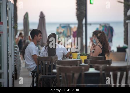 FORMENTERA, SPAGNA - 19 luglio 2021: Le persone che bevono in un bar a es Pujols, Formentera, Isole Baleari, Spagna Foto Stock