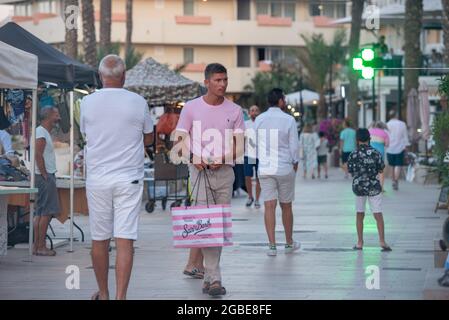 FORMENTERA, SPAGNA - 19 luglio 2021: Le persone che camminano tra bancarelle di souvenir e ristoranti a es Pujols, Formentera, Isole Baleari, SPAI Foto Stock