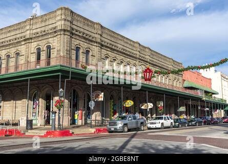 GALVESTON, STATI UNITI - 18 dicembre 2018: Il quartiere storico del centro che mostra lo Strand, le automobili e le decorazioni natalizie a Galveston, Texas, uni Foto Stock