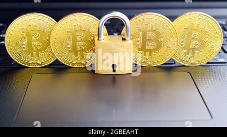 Bitcoin concetto di sicurezza. Moneta in oro con lucchetto Foto Stock