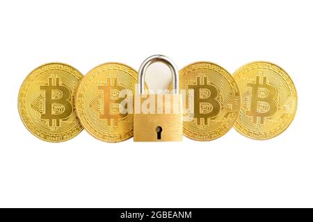 bitcoin Security Concept, Bitcoin con lucchetto isolato su sfondo bianco con Clipping Path Foto Stock