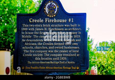 Un marcatore storico per Creole Firehouse n. 1 è raffigurato, 1 agosto 2021, a Mobile, Alabama. Il focolare fu costruito nel 1869. Foto Stock