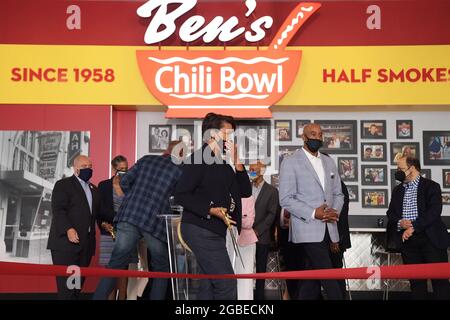 Washington, Stati Uniti. 3 agosto 2021. DC Mayor, Muriel Bowser arriva per tagliare il nastro, durante la Grand Opening di ben's Chili Bowl al Walter E. Washington Convention Center. Credit: SOPA Images Limited/Alamy Live News Foto Stock