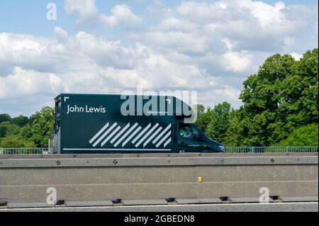 Dorney, Buckinghamshire, Regno Unito. 3 agosto 2021. Un camion John Lewis fuori su una consegna sulla M4 oggi. Alcune aziende segnalano una carenza di conducenti HGV. Sono stati segnalati diversi motivi per questo, tra cui il numero di dipendenti e appaltatori che si stanno autoisolando a causa dell'app NHS Track and Trace Covid-19. Alcuni piloti provenienti dall’UE hanno anche lasciato il Regno Unito dopo la Brexit, mentre è anche il periodo di picco delle vacanze. Credito: Maureen McLean/Alamy Foto Stock