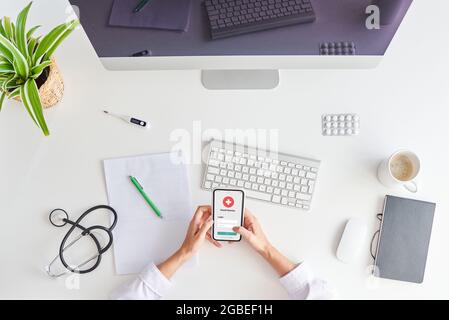 Vista dall'alto di una scrivania di una dottoressa Foto Stock