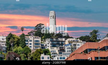 San Francisco, California, USA - 2019 agosto: Coit Tower San Francisco California durante il tramonto, cieli rosa Foto Stock