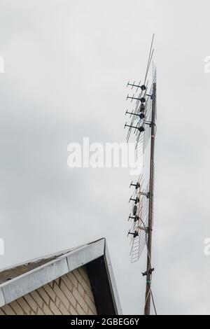 Antenna televisiva digitale DVB-T vicino a casa in Lituania Foto Stock