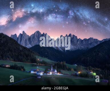 Santa Maddalena e Via Lattea di notte in estate in Italia Foto Stock