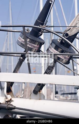 Dettagli armamento archi a vela nel porto di Palma di Maiorca Foto Stock