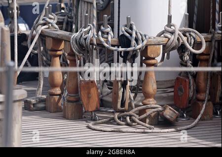 Dettagli armamento archi a vela nel porto di Palma di Maiorca Foto Stock