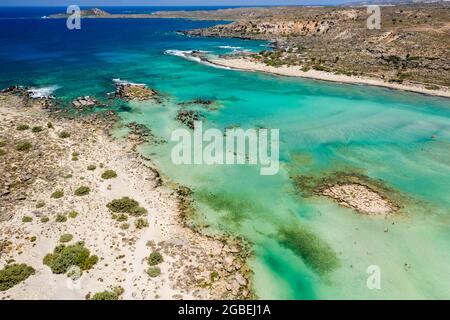 Vista aerea delle lagune di sabbia bassa e di una spiaggia circondata da un mare blu scuro più profondo (spiaggia di Elafonissi) Foto Stock