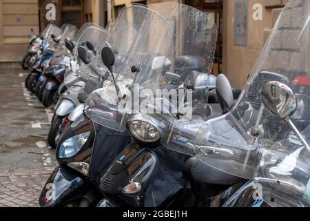 Firenze, Italia - 8 maggio 2010: Piaggio scooters in una fila a Firenze, Italia. Foto Stock