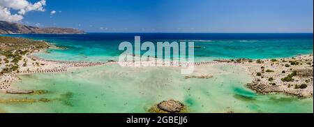 Vista panoramica aerea della spiaggia sabbiosa e delle lagune poco profonde a Elafonissi, Creta (Grecia) Foto Stock