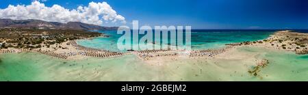 Vista panoramica aerea della spiaggia sabbiosa e delle lagune poco profonde a Elafonissi, Creta (Grecia) Foto Stock