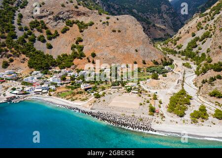 Veduta aerea della città di Agia Roumeli all'uscita della gola di Samaria (Creta, Grecia) Foto Stock