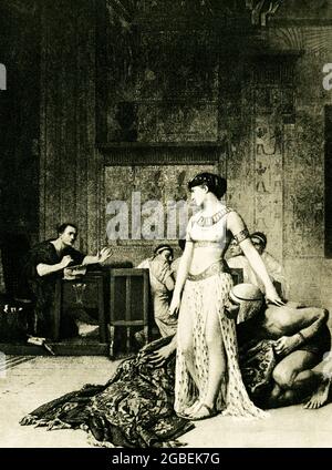 La didascalia di questa immagine del 1903 recita: "Cleopatra davanti a Giulio Cesare dalla pittura di Gerome". È apparso nel libro Storia dell'Egitto dall'egittologo francese Gaston Maspero. Consapevole che l'intervento diplomatico di Cesare potrebbe aiutarla a riconquistare il trono. L'anno fu circa il 48 a.C. da suo fratello Tolomeo XIII, Cleopatra trattò un progetto per sneakarsi nel palazzo di Alessandria, dove Giulio Cesare si stava preparando a una conferenza per portare i fratelli in guerra ad un accordo. Voleva un pubblico con Cesare. Lei persuase la sua serva Apollodoros a avvolgerla in un tappeto (o, un Foto Stock