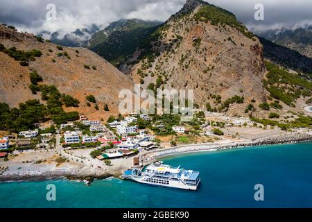 Agia ROUMELI, CRETE, GRECIA - LUGLIO 20 2021: Veduta aerea del villaggio di Agia Roumeli all'uscita della gola di Samaria sull'isola greca di Creta. Foto Stock