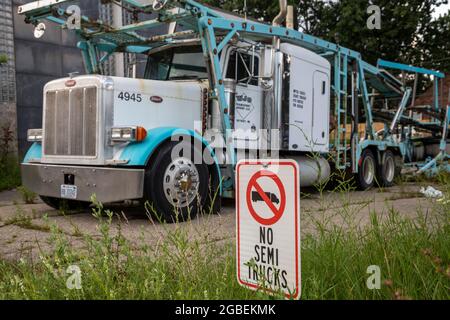 Detroit, Michigan - UN autotrasportatore semi camion parcheggiato accanto a un cartello di non parcheggio. Foto Stock