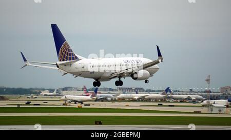 CHICAGO, STATI UNITI - 16 luglio 2021: Un aereo United Airlines Boeing 737 si prepara per l'atterraggio all'aeroporto internazionale o'Hare di Chicago Foto Stock