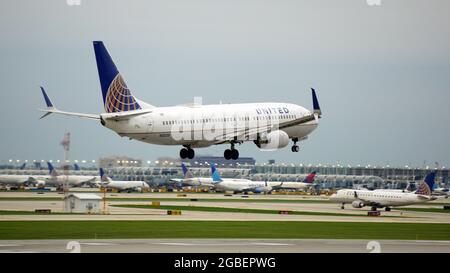 CHICAGO, STATI UNITI - 16 luglio 2021: Un aereo United Airlines Boeing 737 si prepara per l'atterraggio all'aeroporto internazionale o'Hare di Chicago Foto Stock