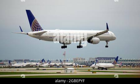 CHICAGO, STATI UNITI - 16 luglio 2021: Un aereo United Airlines Boeing 737 si prepara per l'atterraggio all'aeroporto internazionale o'Hare di Chicago Foto Stock