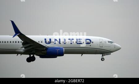 CHICAGO, STATI UNITI - 16 luglio 2021: Un aereo United Airlines Boeing 737 si prepara per l'atterraggio all'aeroporto internazionale o'Hare di Chicago Foto Stock