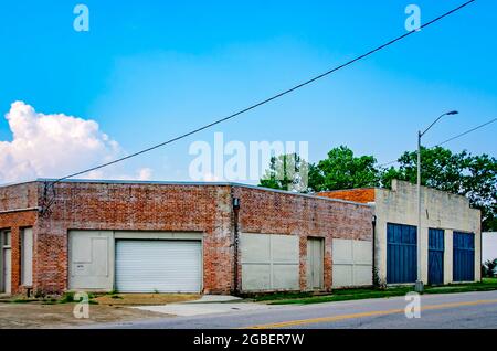 Un magazzino vuoto si trova abbandonato su St. Louis Street, 1 agosto 2021, a Mobile, Alabama. Il magazzino è uno dei tanti edifici vuoti. Foto Stock