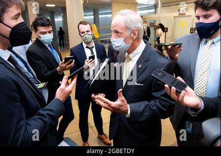 Washington, Stati Uniti. 3 agosto 2021. Il senatore statunitense Tom carper (D-DE) parla con i giornalisti vicino alla metropolitana del Senato. Credit: SOPA Images Limited/Alamy Live News Foto Stock