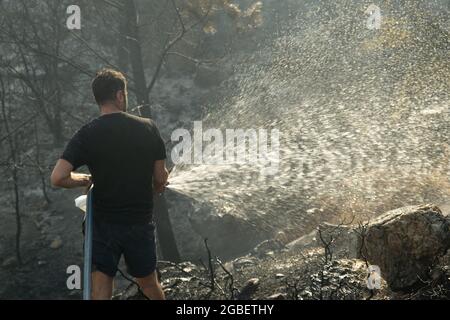 Mugla, Turchia - 1 agosto 2021. Le persone che combattono il fuoco sul campo di Bodrum sparano a Mugla Bodrum Turchia. Foto Stock