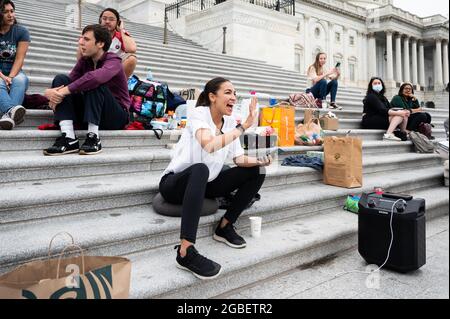 Washington, Stati Uniti. 3 agosto 2021. Il rappresentante degli Stati Uniti Alexandria Ocasio-Cortez (D-NY) saluta altri dimostranti che sostengono un'estensione della moratoria dello sfratto ai gradini del Campidoglio degli Stati Uniti. Credit: SOPA Images Limited/Alamy Live News Foto Stock