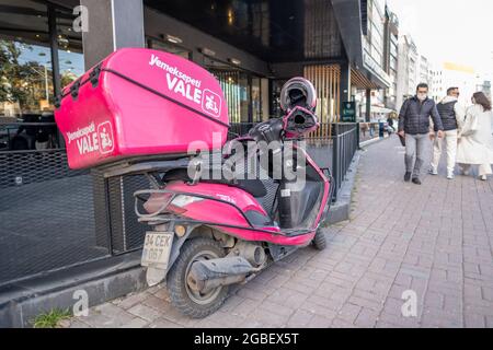 Findikli, Istanbul, Turchia - 02.26.2021: Moto parcheggiato della società Yemek Sepeti (letteralmente cesto alimentare in turco) , raccogliendo un sacco di fast food c Foto Stock