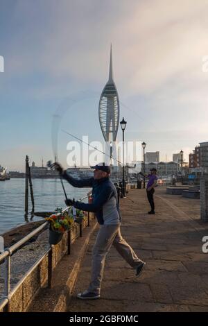 Inghilterra, Hampshire, Portsmouth, vista diurna dei pescatori di fronte alla Spinnaker Tower e alla City Skyline Foto Stock