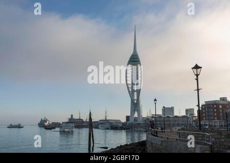 Inghilterra, Hampshire, Portsmouth, vista diurna dei pescatori di fronte alla Spinnaker Tower e alla City Skyline Foto Stock