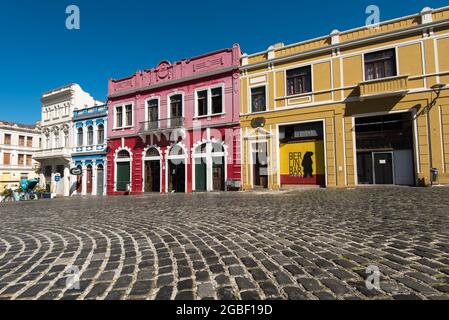 Curitiba, Brasile - 21 luglio 2017: Case coloniali colorate e piazza acciottolata della parte storica della città. Foto Stock