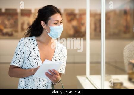 donna che ammirava opere d'arte in museo Foto Stock