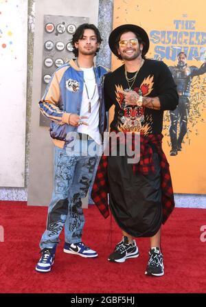 Los Angeles, California, USA 2 agosto 2021 l'attore Xolo Mariduena e il regista Angel Manuel Soto partecipano alla Warner Bros. Prima di 'The Suicide Squad' al Regency Village Theatre il 2 agosto 2021 a Los Angeles, California, USA. Foto di Barry King/Alamy Stock foto Foto Stock