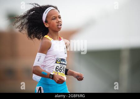 3 agosto 2021: Charlize-Trinity McKenzie compete nella divisione Girls 1500 Meter Run di 14 anni nei Giochi Olimpici Junior 2021 dell'AAU al George Turner Stadium di Houston, Texas. Prentice C. James/CSM Foto Stock