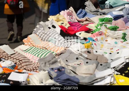 Bancarella di strada che vende calze per bambini e altri souvenir, in un quartiere di Seoul, Corea del Sud Foto Stock