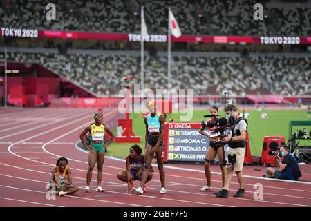 3 agosto 2021; Stadio Olimpico, Tokyo, Giappone: Tokyo 2020 Giochi olimpici estivi giorno 11; donne 200m finale; FRASER-PRYCE Shelly-Ann (JAM) MILLER-UIBO Shaunae e THOMAS Gabrielle (USA) cercare i tempi sul tabellone Foto Stock