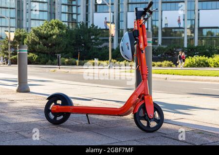 Ottawa, Canada - 2 agosto 2021: Scooter elettrico parcheggiato per la strada. E-scooter sul marciapiede in centro Foto Stock