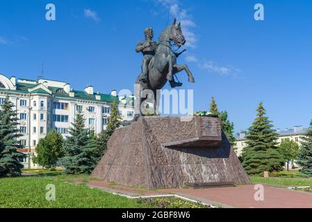 OREL, RUSSIA - 06 LUGLIO 2021: Vista del monumento all'eroe della guerra del 1812, generale A.P. Ermolov su una soleggiata da luglio Foto Stock