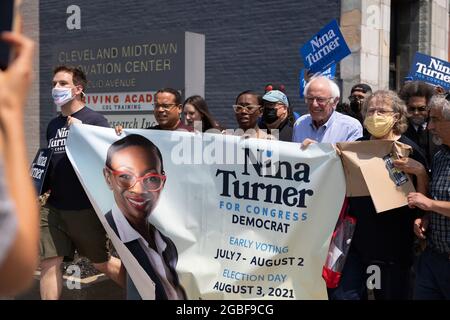 Cleveland, Stati Uniti. 31 luglio 2021. Bernie Sanders si unisce a Nina Turner in un rally di uscita al teatro di Agora a Cleveland, Ohio il 31 luglio 2021. Turner si sta lanciando su una piattaforma che prevede nuove opportunità di lavoro, la difesa dei diritti del lavoro, l’aumento del salario minimo e Medicare per tutti. Martedì, gli elettori dell'Ohio determineranno il vincitore dell'undicesima gara del Distretto Congressionale. (Foto di Matt Shiffler/Sipa USA) Credit: Sipa USA/Alamy Live News Foto Stock