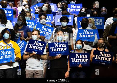 Cleveland, Stati Uniti. 31 luglio 2021. La gente partecipa a un rally Get out the vote presso l'Agora Theatre di Cleveland, Ohio, il 31 luglio 2021. Turner sta correndo su una piattaforma di creazione di nuove opportunità di lavoro, diritti del lavoro di difesa, aumento del salario minimo, e Medicare per tutti.Martedì, gli elettori Ohio determinerà il vincitore della 11 ° Congresso Distretto corsa. (Foto di Matt Shiffler/Sipa USA) Credit: Sipa USA/Alamy Live News Foto Stock