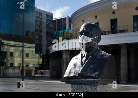 Salvador, Bahia, Brasile - 27 maggio 2020: Statua del monumento in piazza Mercado Modelo con maschera protettiva sul viso. Foto Stock