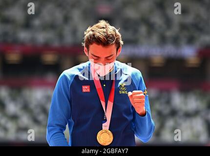 Tokyo, Giappone. 4 agosto 2021. La medaglia d'oro Armand Duplantis di Svezia reagisce alla cerimonia di premiazione della volta del palo maschile ai Giochi Olimpici di Tokyo 2020 a Tokyo, Giappone, 4 agosto 2021. Credit: Yibo/Xinhua/Alamy Live News Foto Stock