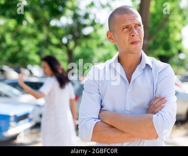 coppia con una cava all'esterno Foto Stock